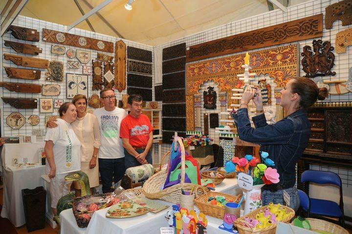 Cospedal ensalza el valor artístico y patrimonial de la artesanía de la región y destaca la importancia de impulsar este sector