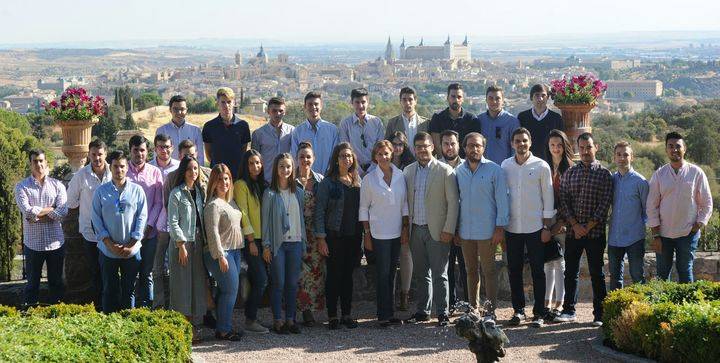 Cospedal con los jóvenes : Moderación, confianza y trabajo por el futuro de España. Eso es nuestro partido
