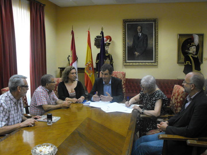 El Ayuntamiento de Guadalajara firma convenios con Cruz Roja y Cáritas para la atención a mayores que viven solos