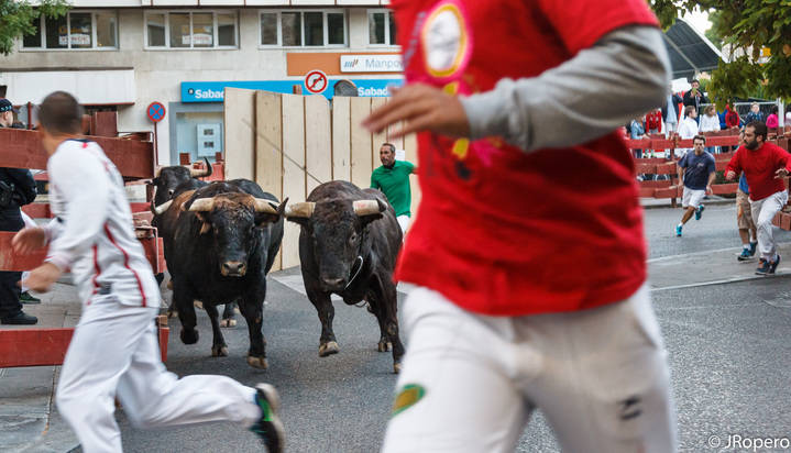 El segundo encierro deja dos heridos, uno por asta de toro y otro por un golpe en el hombro derecho