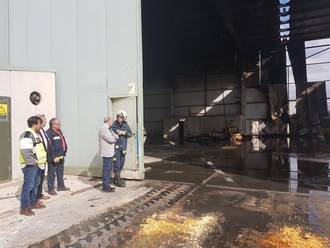 El presidente de la Diputación se interesa por los trabajos de extinción del nuevo incendio en una nave del polígono de Chiloeches