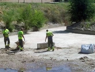 Guadalagua espera extraer cerca de 50 toneladas en la limpieza del Barranco de la Olmeda
