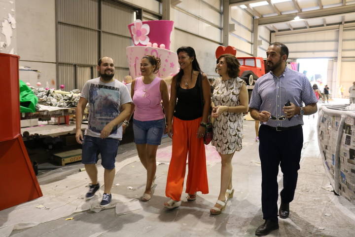 Ciudadanos conoce de cerca el trabajo de las carrozas de Azuqueca