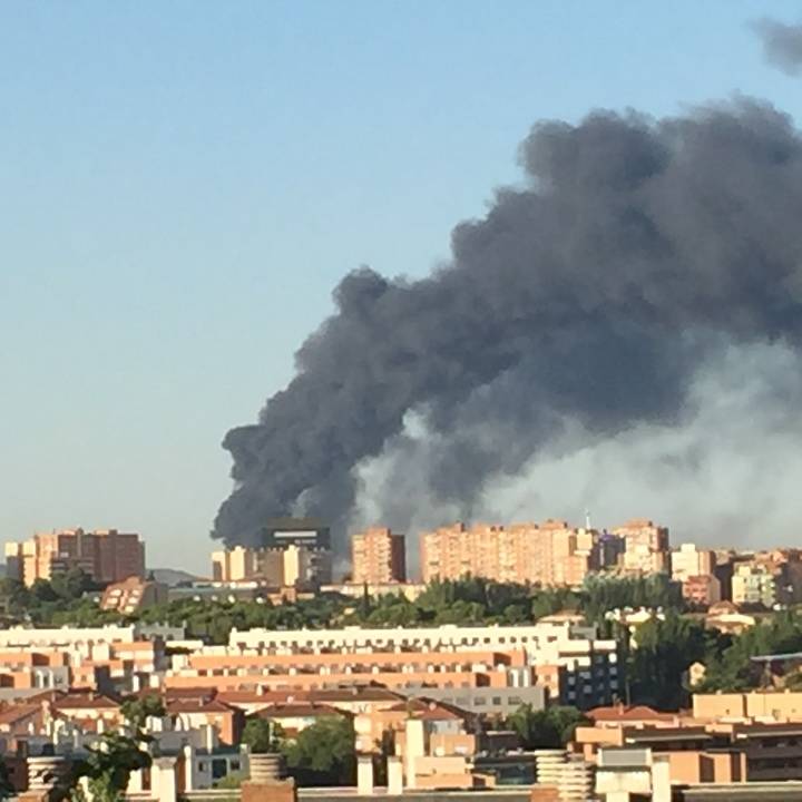 Una columna de humo negro visible desde Guadalajara delata un importante incendio en la planta de reciclaje de Chiloeches