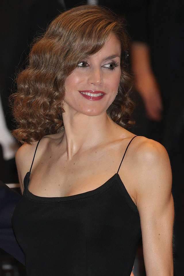 La reina Letizia llama la atención por su look 