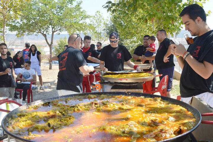 El parque de La Quebradilla de Azuqueca acogió la comida del Día de las Peñas