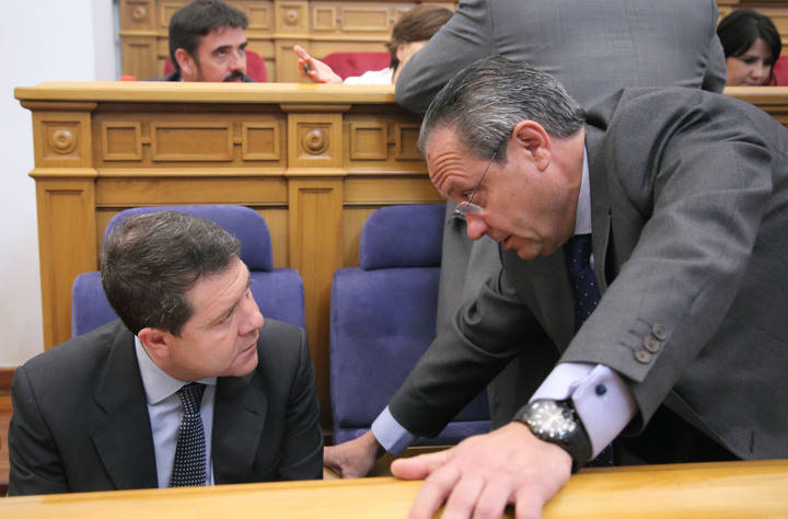 El presidente de Castilla-La Mancha, Emiliano García-Page conversa con el consejero de Hacienda y Administraciones Públicas, Juan Alfonso Ruiz Molina