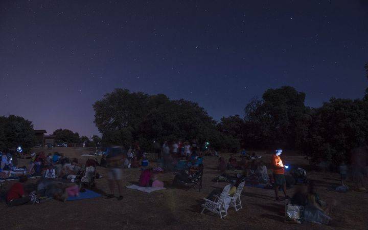 Más de 400 personas responden al llamamiento de AstroYebes para ver las Perseidas desde Valdenazar