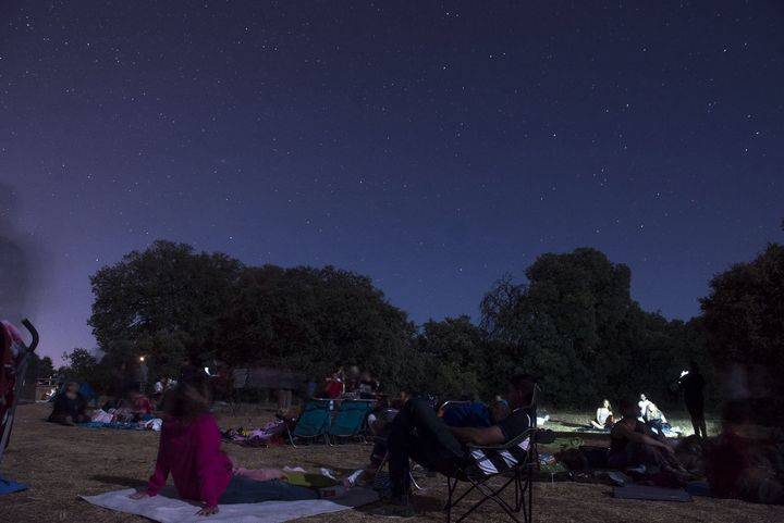 Más de 400 personas responden al llamamiento de AstroYebes para ver las Perseidas desde Valdenazar