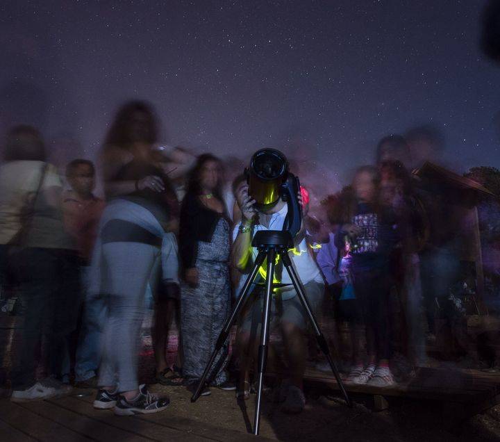 Más de 400 personas responden al llamamiento de AstroYebes para ver las Perseidas desde Valdenazar
