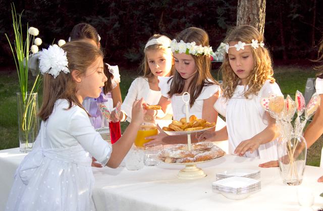 Un juez obliga a una niña a hacer la primera comunión contra el deseo de su madre y de ella que prefiere...la natación