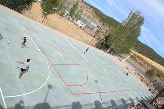 Nuevo pavimento para la pista polideportiva de Pareja