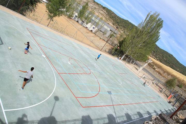 Nuevo pavimento para la pista polideportiva de Pareja