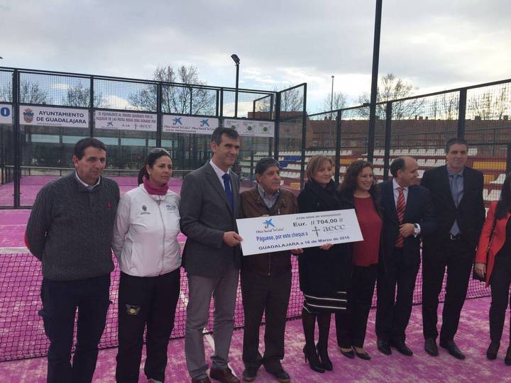Los 3.000 euros recaudados con las dos pistas rosas de la Ciudad de la Raqueta se entregarán a la AECC