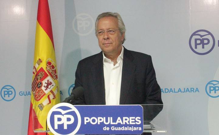 Aguirre: “Podemos hace una exhibición de su rancio comunismo al anunciar su ausencia en los actos de homenaje a la bandera de España”