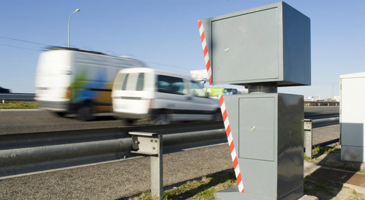 Lo último para evitar la multa de los radares : Una pequeña lona oculta la matrícula en menos de 2 segundos