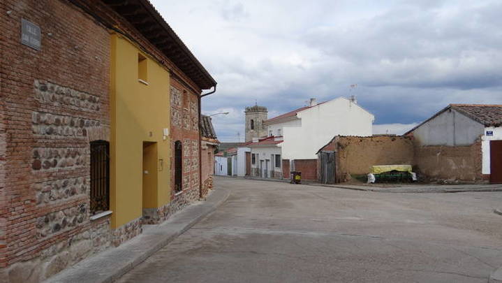 Once medios, tres de ellos aéreos, y 46 personas consiguen controlar un incendio en Usanos