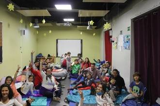 Una noche mágica de cuentos, juegos y diversión en la biblioteca de Valdeluz con Matilda y Willy Wonka