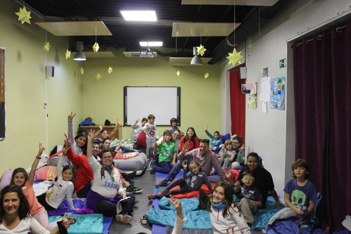 Una noche mágica de cuentos, juegos y diversión en la biblioteca de Valdeluz con Matilda y Willy Wonka