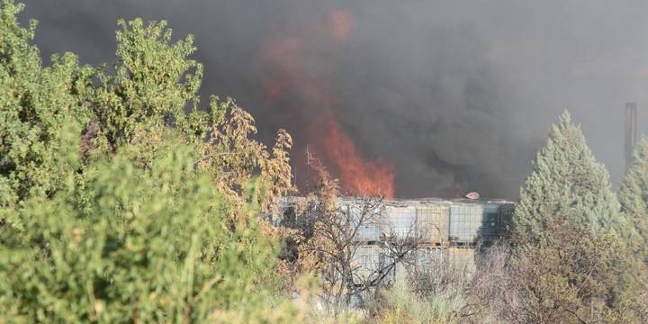 El incendio continúa vivo en Chiloeches, una semana después