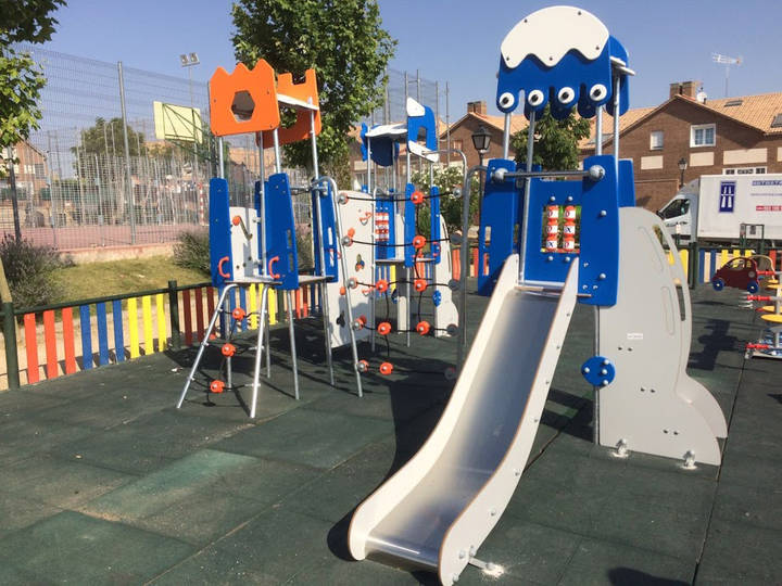El Ayuntamiento renueva las instalaciones de tres parques infantiles de Quer