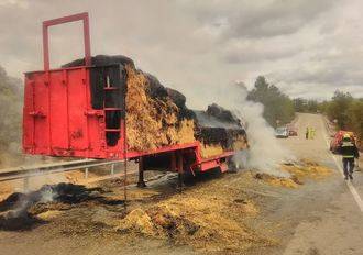Cortan una carretera en Durón por el incendio de un remolque de paja