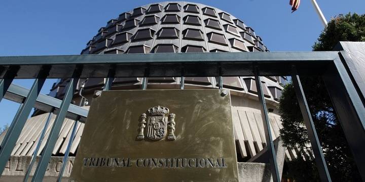 Espaldarazo del Tribunal Constitucional a Cospedal por la reducción salarial e incremento de la jornada laboral de los funcionarios