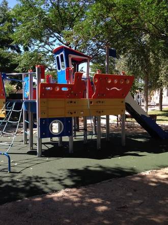 El Ayuntamiento de Guadalajara instala nuevos juegos infantiles en Valdenoches y limpia su arroyo