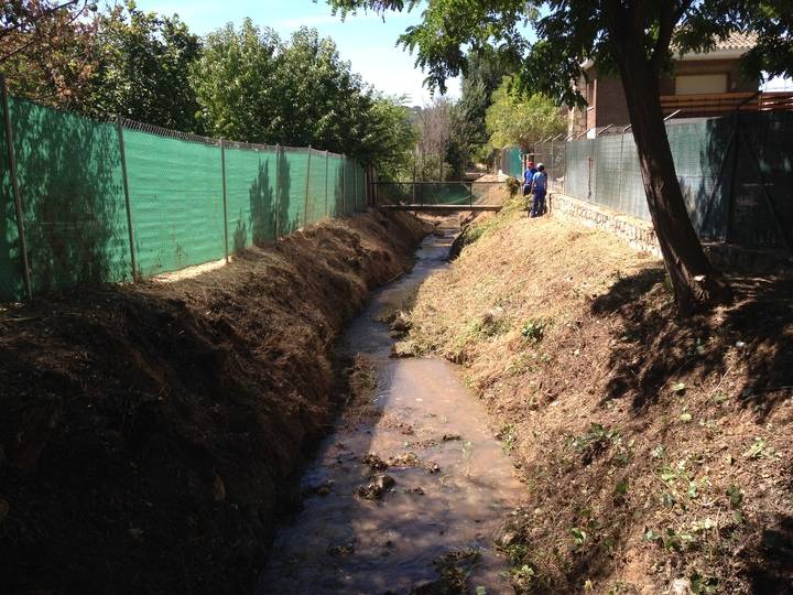 El Ayuntamiento de Guadalajara instala nuevos juegos infantiles en Valdenoches y limpia su arroyo