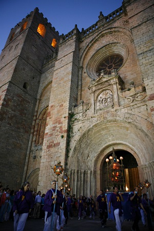 La procesión de los Faroles sale de la catedral.