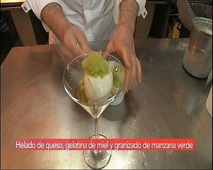HELADO DE QUESO, GELATINA DE MIEL Y GRANIZADO DE MANZANA VERDE