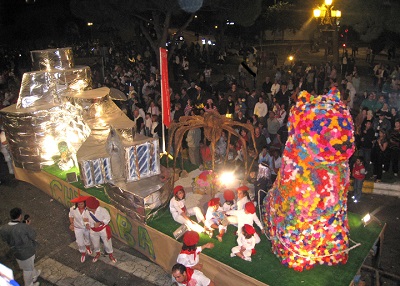 Las carrozas desfilan por las calles azudenses. Las carrozas desfilan por las calles azudenses.